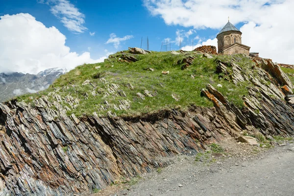 Camino de montaña que conduce a la iglesia cristiana georgiana en el mo Imagen de stock