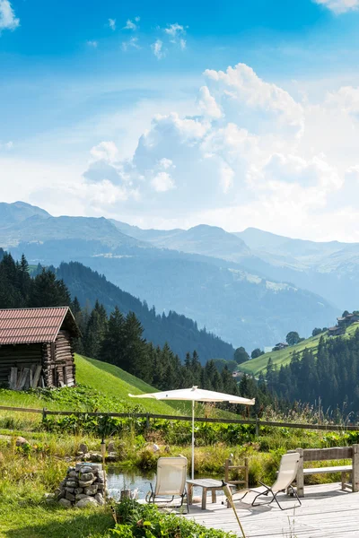 Pintoresco punto de relajación para relajarse en los Alpes — Foto de Stock