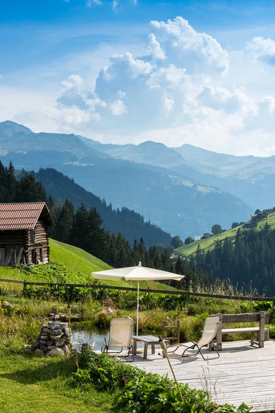 Malowniczy punkt relaksujący mogą zrelaksować się w Alpach — Zdjęcie stockowe