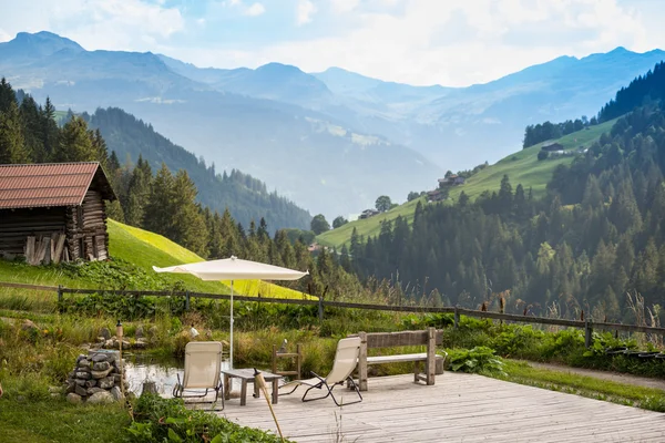 Живописная релаксационная точка для отдыха в Альпах — стоковое фото