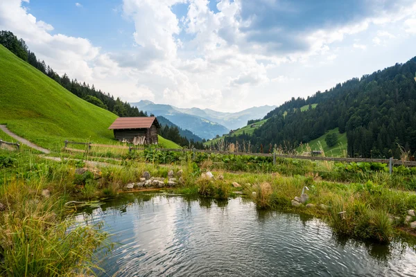 Pintoresco punto de relajación para relajarse en los Alpes — Foto de Stock