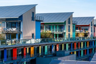 Yeşil Şehir, Freiburg 'da Sunship' in (Sonnenschiff) detayları. Güneş gemisi, Almanya 'nın Kara Orman eyaletinde, Freiburg eyaletinde yer alan Vauban köyünde yer almaktadır. Alternatif ve yenilenebilir enerji kullanımı ile bilinir..