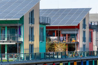 Yeşil Şehir, Freiburg 'da Sunship' in (Sonnenschiff) detayları. Güneş gemisi, Almanya 'nın Kara Orman eyaletinde, Freiburg eyaletinde yer alan Vauban köyünde yer almaktadır. Alternatif ve yenilenebilir enerji kullanımı ile bilinir..