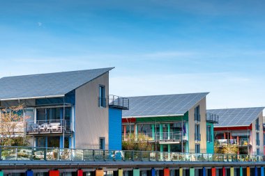 Yeşil Şehir, Freiburg 'da Sunship' in (Sonnenschiff) detayları. Güneş gemisi, Almanya 'nın Kara Orman eyaletinde, Freiburg eyaletinde yer alan Vauban köyünde yer almaktadır. Alternatif ve yenilenebilir enerji kullanımı ile bilinir..