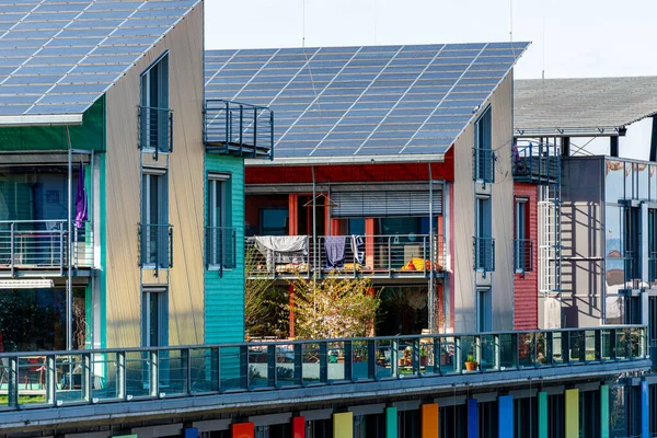 緑の都市 フライブルクのサンシップ ソンネンシュフィフ の詳細 太陽光発電船はドイツのブラックフォレストのフライブルクにあるソーラービレッジ ヴォーバンにあります 代替エネルギーと再生可能エネルギーの使用で知られています ストックフォト