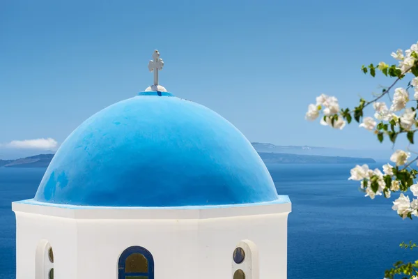 โบสถ์ที่มี Blue Cupola ใน Santorini, กรีก — ภาพถ่ายสต็อก
