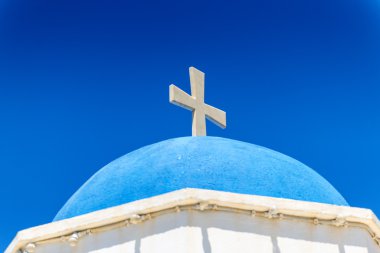 Santorini'de çapraz ile beyaz kilise