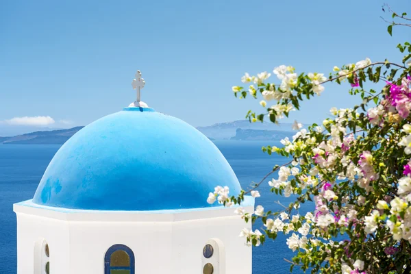 Igreja com cúpula azul em Santorini, Grécia — Fotografia de Stock