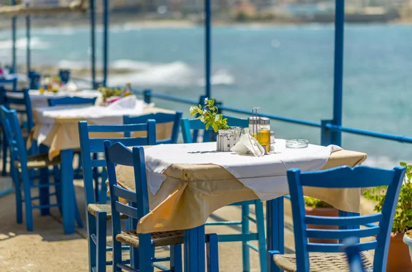 Бутылки оливкового масла и уксуса на столе в Греции — стоковое фото