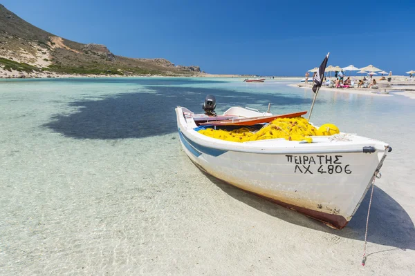 Barco blanco en la laguna de Balos — Foto de Stock