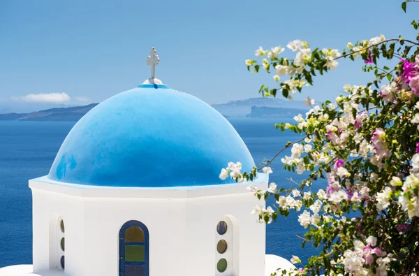 Kirche mit blauer Kuppel in Santorini, Griechenland — Stockfoto