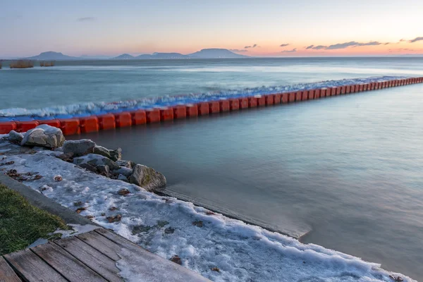 Lever de soleil au bord du lac Balaton en hiver, Hongrie — Photo