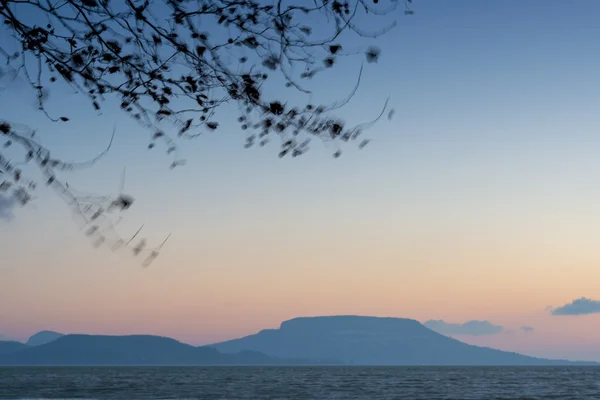 Badacsony Berg bei Sonnenaufgang in Ungarn — Stockfoto