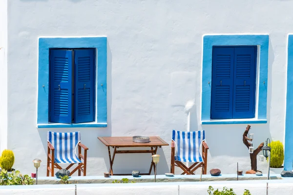 Blaue Fenster an einem weißen Gebäude in Santorini — Stockfoto