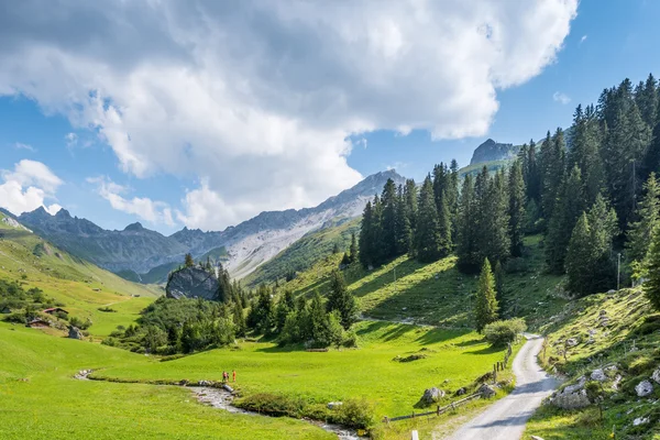 Гарними гірськими пейзажами влітку в Альпах, Швейцарія Стокова Картинка