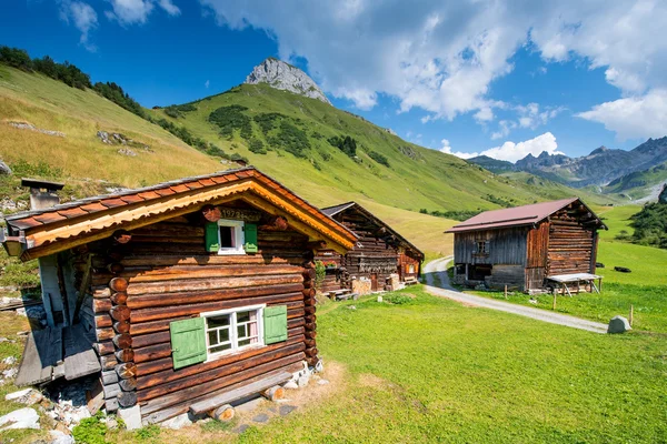 Typické švýcarské chatě Stock Obrázky