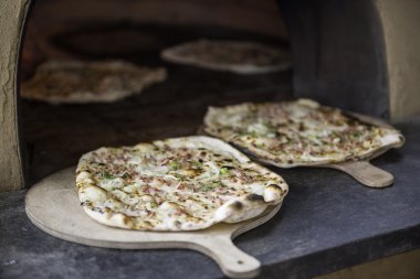 Alsatian Tarte Flambee (alev köftesi, Flammkuchen taze pişmiş )
