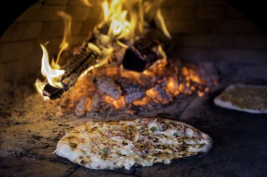 Alsatian Tarte Flambee (alev köftesi, Flammkuchen taze pişmiş )