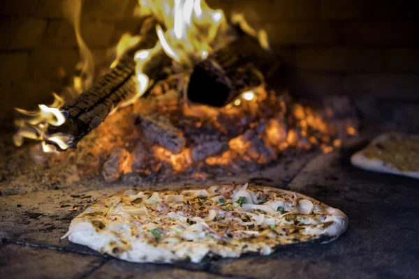 Frisch gebackene elsässische Flammkuchen (Flammkuchen, Flammkuchen ) — Stockfoto