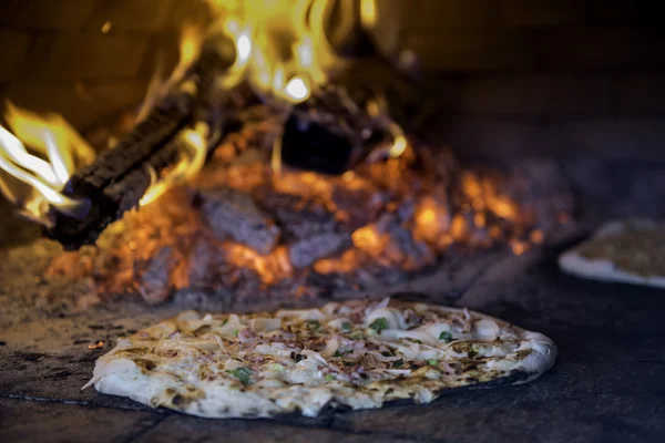 Подають свіжу випічку Alsatian Тарт Flambee (полум'я торт, Flammkuchen ) Ліцензійні Стокові Фото