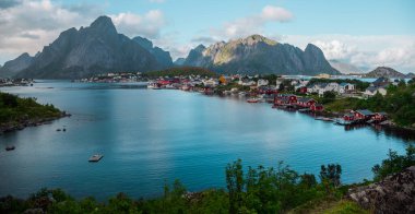 Reine kasabasının manzarası, Reinebringen Dağı, Lofoten, Norveç 'e giden bir patikanın başlangıç noktası.