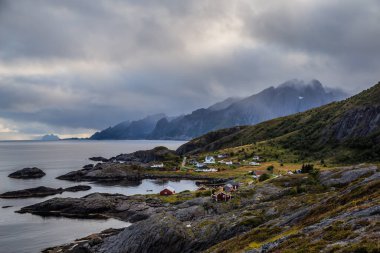 Austre Nesland köyünün manzarası, dağlar ve okyanus, Lofoten, Norveç