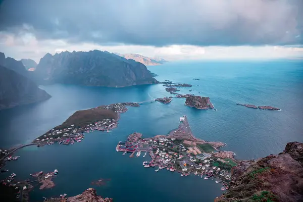 Fantastisk Utsikt Över Reine Stad Berg Bland Havet Mot Himlen — Stockfoto