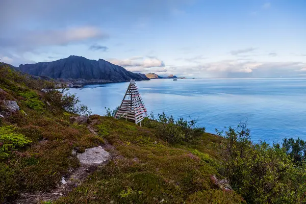 Natursköna Utsiktsberg Hav Och Träpyramid Stigen Från Nosfjord Till Nesland — Stockfoto