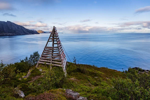 Malerische Aussicht Berge Meer Und Holzpyramide Auf Dem Weg Vom — Stockfoto