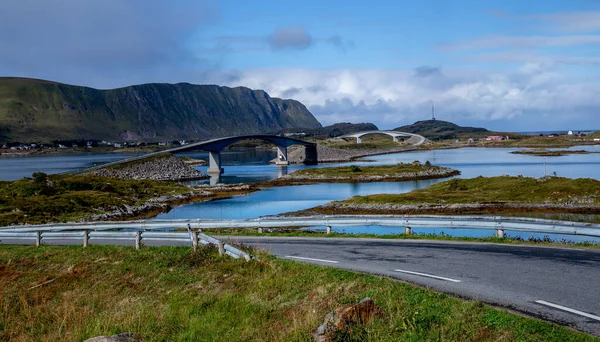 Widok Drogę Most Łączący Wyspy Górami Niebem Lofoten Norwegia — Zdjęcie stockowe