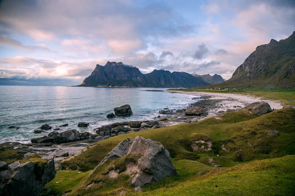 Scénický Pohled Západ Slunce Pláž Oceán Hory Obci Unstad Lofoten — Stock fotografie