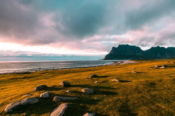 Malerischer Sonnenuntergang Blick Auf Schafe Unstad Dorf Meer Und Berge — Stockfoto