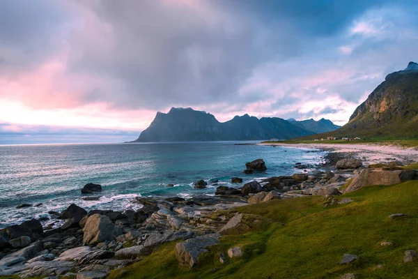 Vista Panoramica Una Coppia Che Cammina Lungo Oceano Montagne Contro — Foto Stock