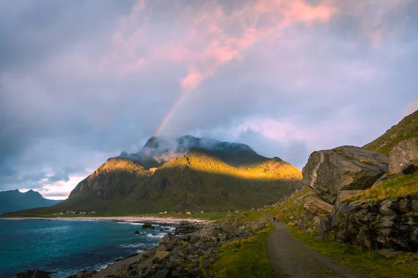 Malerischer Blick Auf Strand Regenbogen Und Berge Gegen Den Sonnenuntergangshimmel — Stockfoto