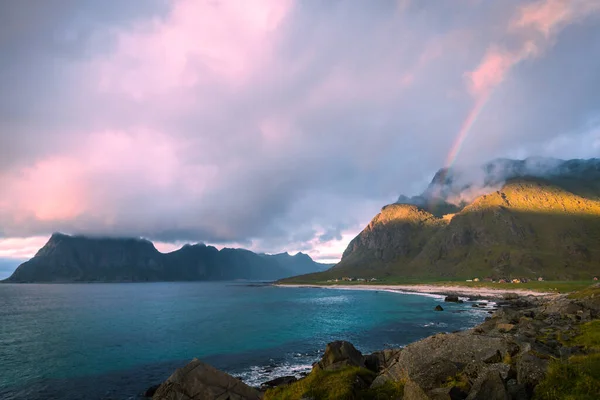 Malerischer Blick Auf Strand Regenbogen Und Berge Gegen Den Sonnenuntergangshimmel — Stockfoto