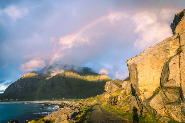 Landschappelijk Uitzicht Strand Regenboog Bergen Tegen Ondergaande Zon Wandeltrein Naar — Stockfoto