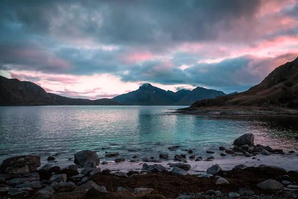 Landschappelijk Uitzicht Strand Bergen Tegen Ondergaande Zon Wandeltrein Naar Unstad — Stockfoto