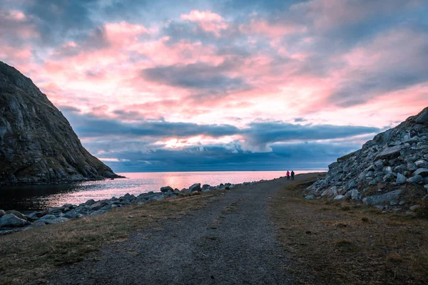 在开往挪威Lofoten Unstad村的火车上 一对夫妇在落日的天空下 在海山之间漫步 风景如画 — 图库照片