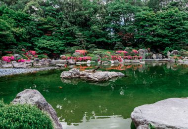 Japon bahçesinde ortasında küçük bir ada olan gölet Ohori, Fukuoka, Japonya