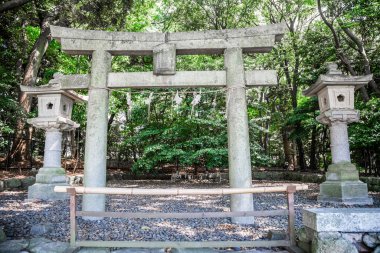 Japonya, Fukuoka 'da bir parkta Torii kapısı ve taş lambalar.