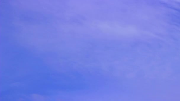 Ciel bleu et nuages (laps de temps )