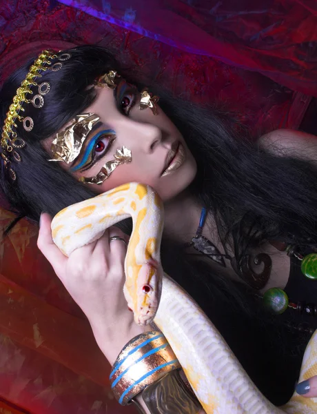 Donna con serpente . — Foto Stock