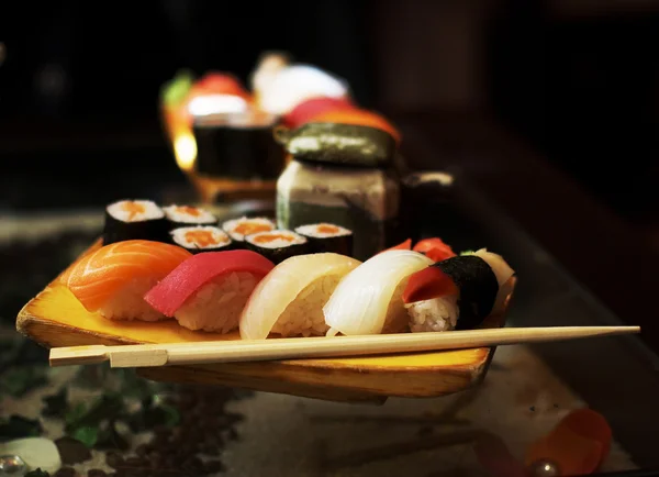 Sushi e rolos — Fotografia de Stock