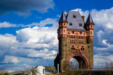 Köprüde kule