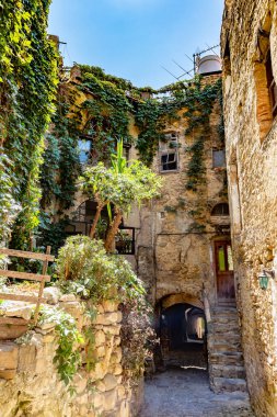 Akdeniz 'deki eski sokaklar, yarı yıkılmış.