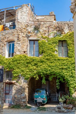 Akdeniz 'deki eski sokaklar, yarı yıkılmış.