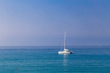 Güneşli bir günde küçük bir yat Sealine.