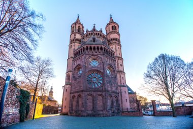 Solucanlar, Wormser Dom yeni Romanesk Katedrali