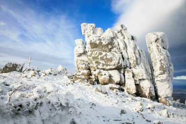 Dev Dağlar, Slonecznik tepeli Karkonosze Dağları. Polonya ve Çekoslovakya 'nın ünlü dağ bekçisi. Kızıl duruşmada kış manzarası. Polonya, Avrupa. 