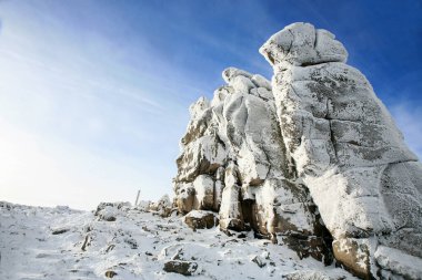 Dev Dağlar, Slonecznik tepeli Karkonosze Dağları. Polonya ve Çekoslovakya 'nın ünlü dağ bekçisi. Kızıl duruşmada kış manzarası. Polonya, Avrupa. 